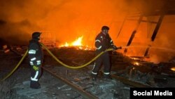 Рятувальники гасять пожежу на Харківщині після російського обстрілу, архівне фото