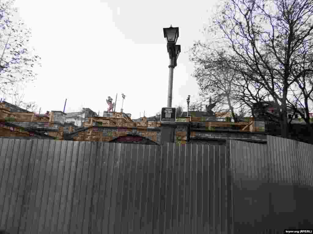 Российская компания из Санкт-Петербурга «Меандр» выиграла тендер на проведение первоочередных противоаварийных работ на Большой Митридатской лестнице