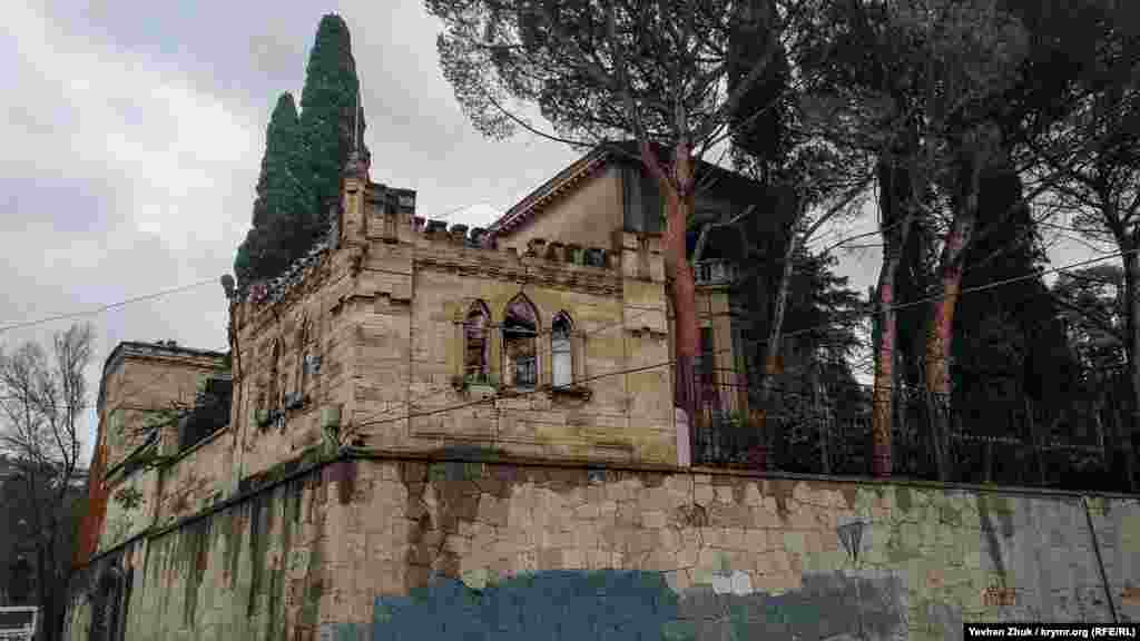 Еще один малоизвестный шедевр архитектуры – дом Г. Е. Овчинникова. Его построили в стиле рококо с 1901 по 1903 год. Над проектом работал городской архитектор Николай Георгиевич Тарасов по заказу Григория Ефимовича Овчинникова