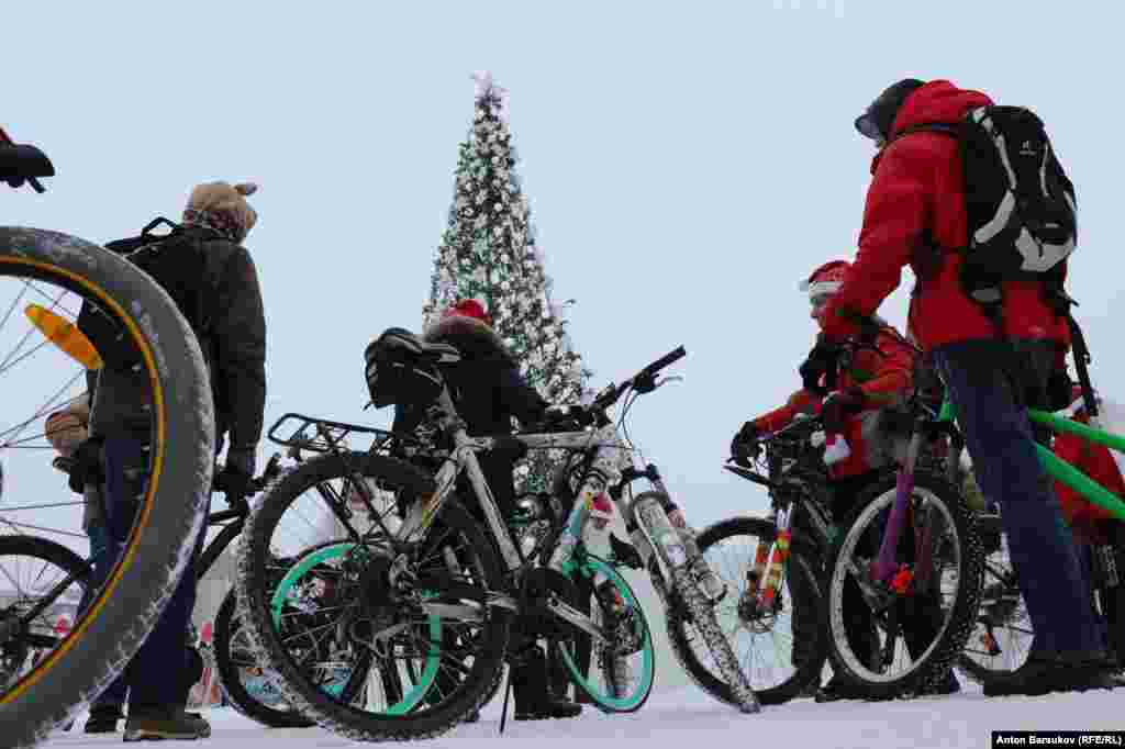 Это не первая подобная акция, которую проводят новосибирские велосипедисты. По словам лидера движения "Привет, велосипед!" Алексея Куницина, активистам постепенно удается налаживать диалог с чиновниками, которые еще несколько лет назад даже слышать о развитии велосипедной инфраструктуры не хотели.
