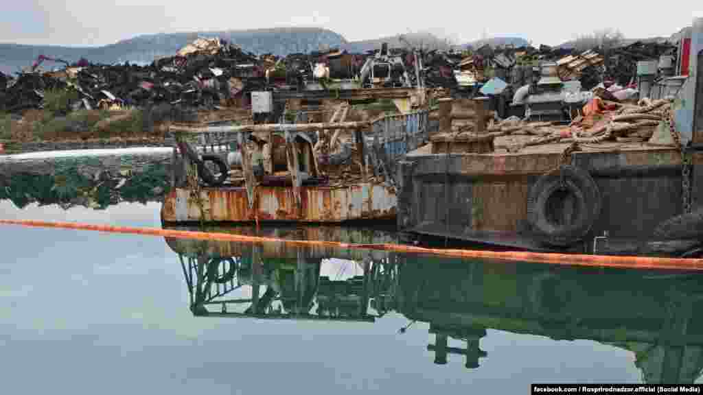 Недалеко от нефтяного пятна, на одном из причалов, компания ООО «Металл Экспорт» производила разделку большого противолодочного корабля «Керчь»