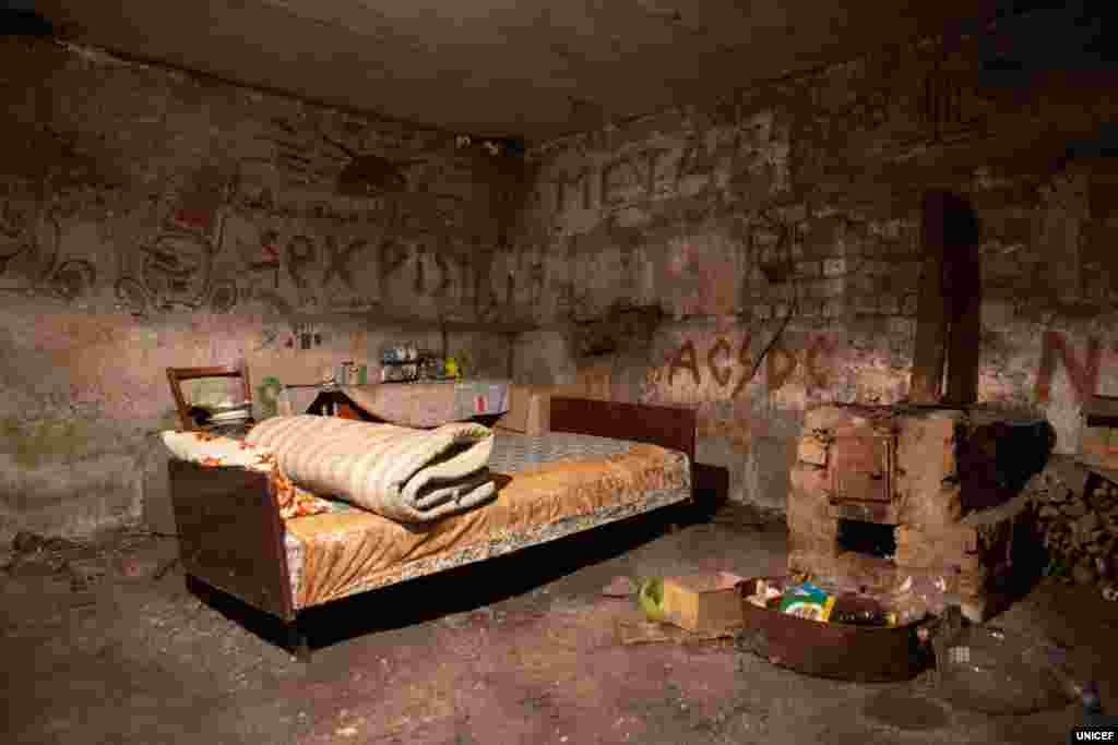 Бомбосховище у п’ятиповерховому житловому будинку у Новотошківському, де декілька місцевих родин із дітьми жили протягом зими-весни 2015 року.