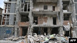 Stanar stambene zgrade u Kijevu čisti ruševine nakon napada ruskog drona 25. maja 2025.