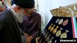 علی خامنهای در کنار مدالهای دانشآموزان ایرانی از المپیادهای علمی بینالمللی، ۱۳۹۵