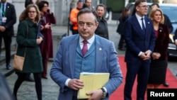 Де Вевер визнав затримку з постачанням, зазначивши, що це пов'язано з затримкою поставок F-35