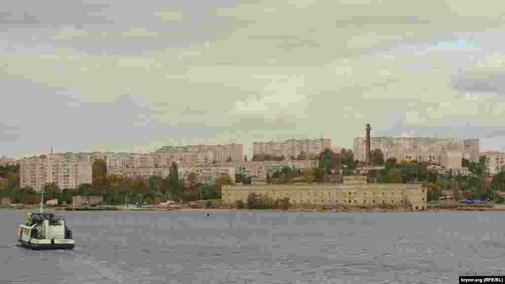 Вид с парома на микрорайон Радиогорка и Михайловскую батарею – фортификационное сооружение на берегу бухты