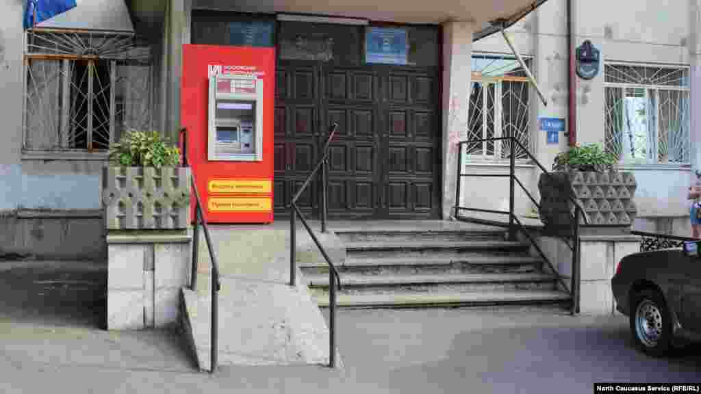 Здание одной из городских префектур пандусом оборудовано. Однако подняться на коляске под таким углом – задача непростая, развернуться на верхней площадке – и вовсе невыполнимая