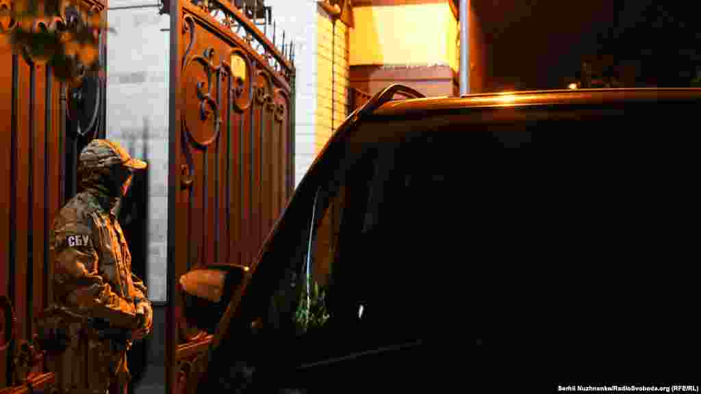 Станом на 23:00 працівники СБУ ще перебували на території маєтку Медведчука 