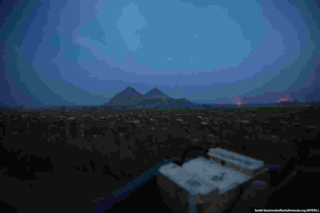 Машина на швидкості 120 км/год «летить» польовими дорогами. У задимленому просторі коливаються соняхи, яких вже ніколи не зберуть. Горизонт палає. Покровський напрямок, літо 2024 року