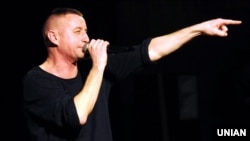 Письменник Сергій Жадан під час благодійного рок-концерту в Харкові, 17 лютого 2017 року