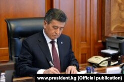 Президент Киргизстану Сооронбай Жеенбеков повідомив про свою відставку 15 жовтня