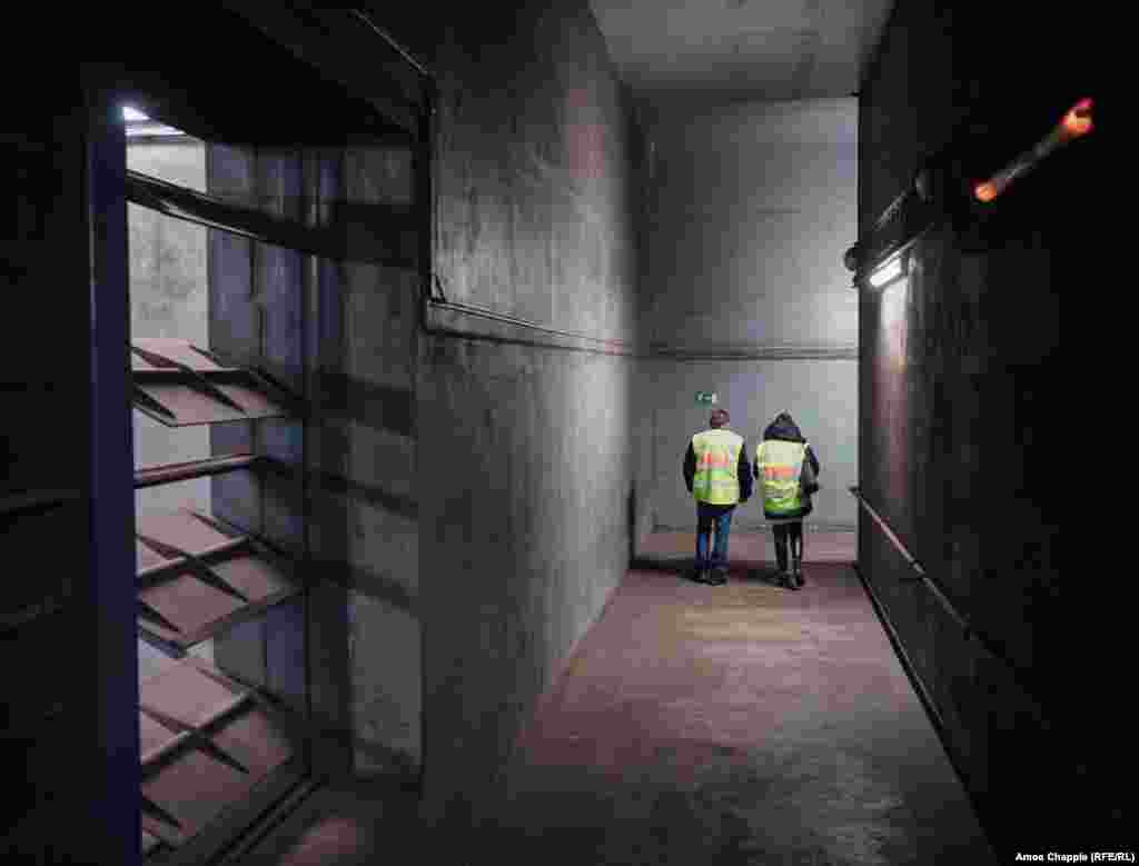 Вентиляційний коридор. який веде через частину станції празького метро. Доступ до води в празькій OSM здійснюється через міську водопровідну мережу. В укриттях є також резервуари для зберігання води, які можна заповнити, щоб підготуватися до колапсу інфраструктури у зовнішньому світі &nbsp; &nbsp;