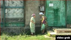 За словами місцевих, у селах залишилися здебільшого лише літні люди