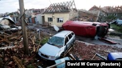 На місці руйнувань працюють пожежники, військові, поліція і добровольців, які шукають людей під завалами