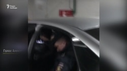 Навального задержали в подъезде его дома Навального задержали в подъезде его дома