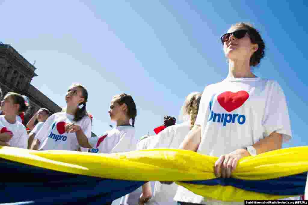 Місто активно «розкручувало» свою нову назву, «без Петровського». Написи «Дніпро» можна було зустріти й на футболках містян...