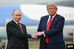 Президент США Дональд Трамп вітає президента Росії Володимира Путіна на Алясці. 15 серпня 2025 року