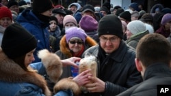 د اوکراین کورني بې ځایه شوي وګړي ډوډۍ او نورې خوراکي مرستې ترلاسه کوي - د ۲۰۲۳ز کال د فبرورۍ شپږمې انځور.