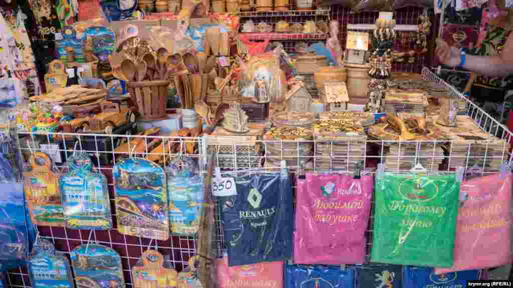 Кухонного спорядження також у достатку