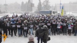 Під Апеляційний суд Києва прийшли підтримати Павличенків Під Апеляційний суд Києва прийшли підтримати Павличенків