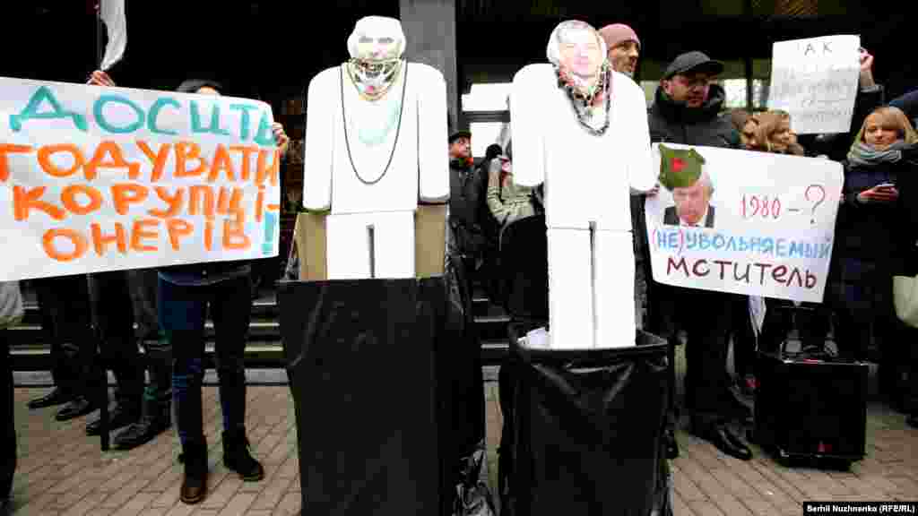 На акції були «присутні» і самі винуватці – «діамантові прокурори» Володимир Шапакін і Олександр Корнієць в образі пінопластових манекенів