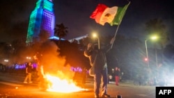 8 червня групи протестувальників, багато з яких несли мексиканські прапори і плакати з написами, що засуджують імміграційну владу США, зібралися по всьому місту