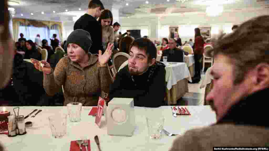 Юля і Денис, безпритульні, понад 6 років на вулиці, де і познайомились. Вважають себе сім’єю. В Юлі нікого не залишилось із близьких, а Дениса близькі виписали з житла