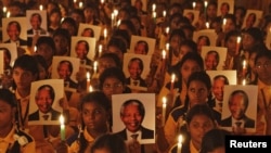 В Индии в связи со смертью Нельсона Манделы тоже объявлен траур. На фото - школьники из индийского города Ченнай