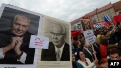 Противники Милоша Земана (портрет слева) сравнивают его с коммунистическим президентом Густавом Гусаком (портрет справа)