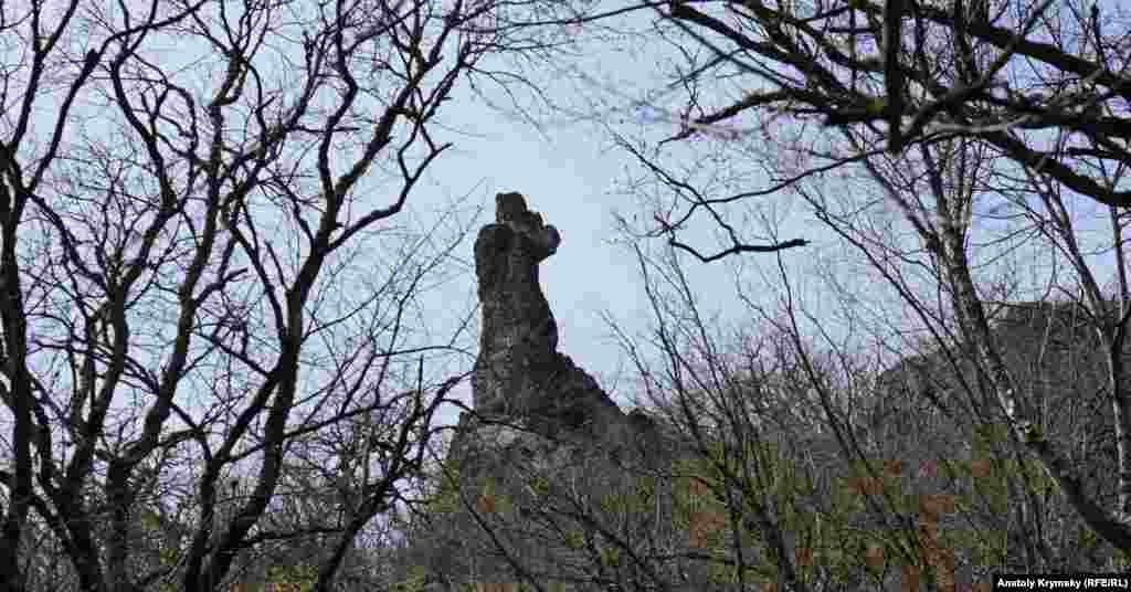 Скала Монах на краю балки