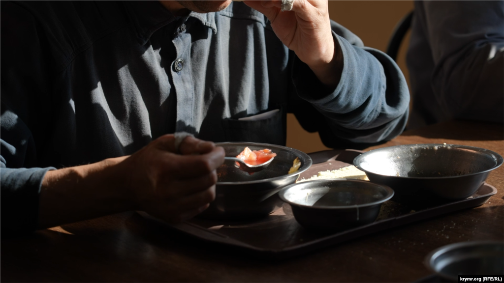 Когда пленные относили свои подносы, у многих остался борщ в тарелках, можно предположить, что он был не вкусный. А вот остатков каши и капусты не было  