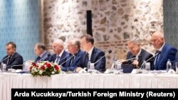 Російська делегація на чолі з радником Путіна Володимиром Мединським на переговорах у Стамбулі, Туреччина, 16 травня 2025 року