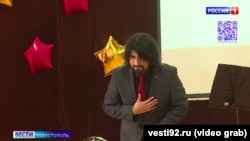 Співак із Чилі Ігнасіо Гомез Урра під час виступу в севастопольській школі №45. Скріншот кадру відеорепортажу телеканалу «Вести Севастополь»