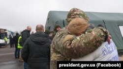 За попередніми даними, вже звільнили 25 заручників і військовополонених