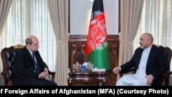 Посол России в Афганистане Дмитрий Жирнов (слева) во время встречи с министром иностранных дел страны Мохаммадом Атмаром, Кабул, март 2021 года