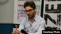 "Glavni problem kineskih kredita su određene skrivene klauzule koje mogu imati visoku cenu", ocenio je za RSE Branimir Jovanović iz Bečkog instituta za međunarodne ekonomske studije.