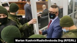 Андрій Антоненко виходить зі скляного боксу в суді, де розглядається його апеляція на запобіжний захід, Київ, 10 лютого 2021 року