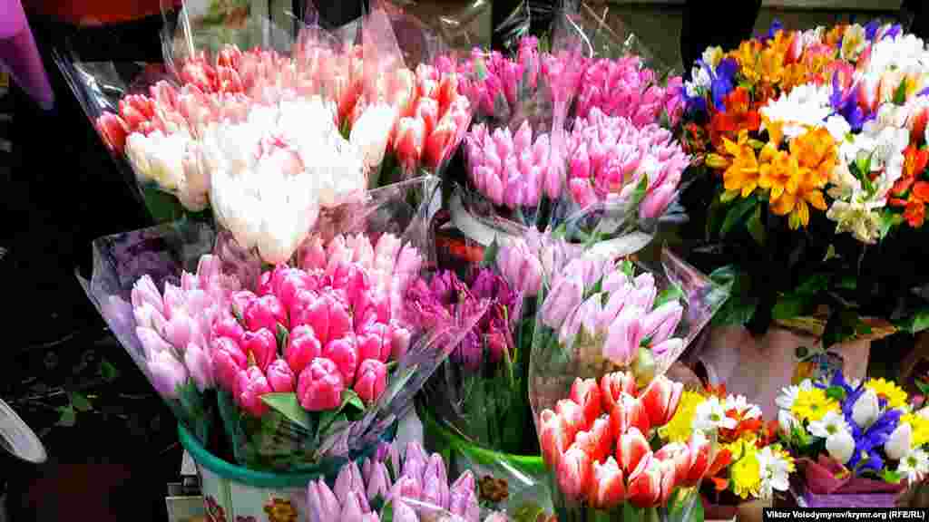 Самый доступный «цветочный товар» ‒ тюльпаны. Стоимость одного цветка ‒ 50-60 рублей (20-25 грн)