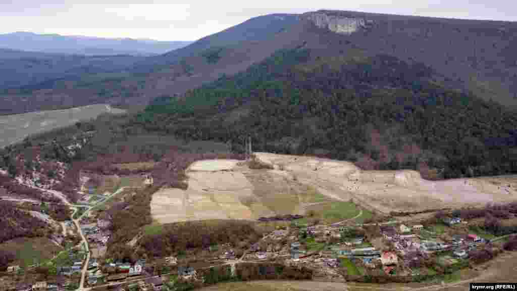 Село Баштановка (Пычки – до 1945 года) – под зачищенным от растительного покрова подножием мыса Бурун-Кая, где установили две вышки мобильной связи