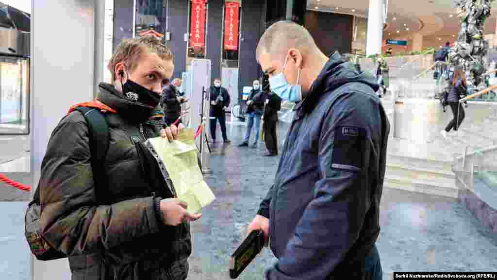 На вході до ТРЦ охоронці перевіряють наявність сертифікатів чи негативних тестів у відвідувачів