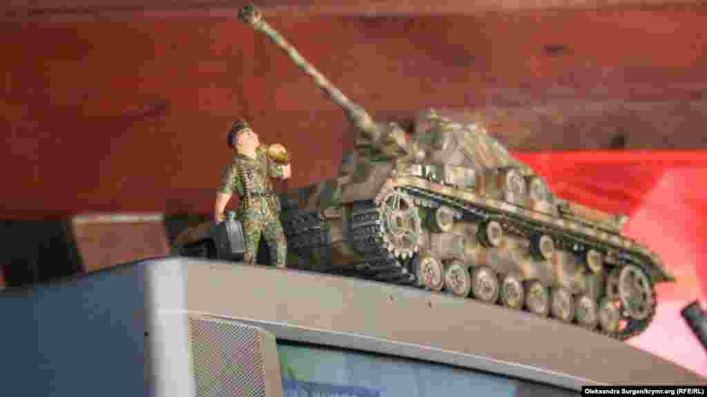 В феврале сотрудники ФСБ устроили в его доме обыск, а позже оштрафовали на 2000 рублей за «пропаганду фашистской символики»