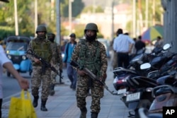 Воєнізовані групи патрулюють ринок у Срінагарі, що в контрольованому Індією Кашмірі, вівторок, 29 квітня 2025 року