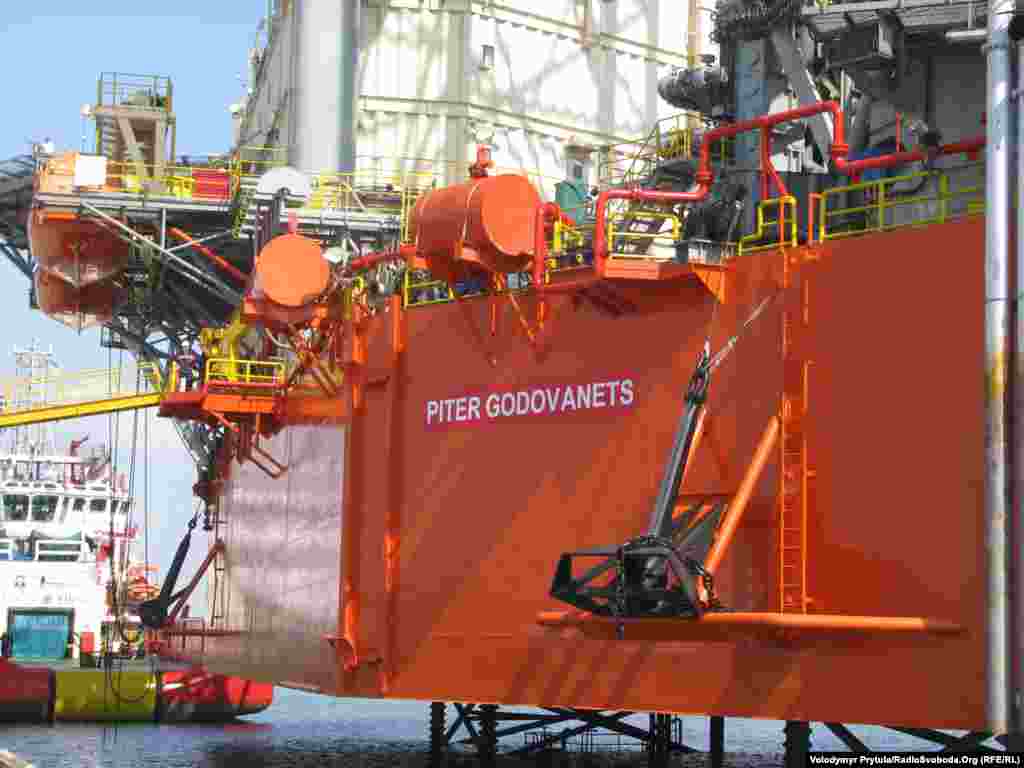 «Piter Godovanets», свое название буровая установка получила в честь Петра Годованца – бывшего начальника буровых установок «Сиваш» и «Таврида», участвовавшего в разведке и разработке почти всех газовых месторождений у украинских берегов Черного и Азовского морей. Май 2012 г.