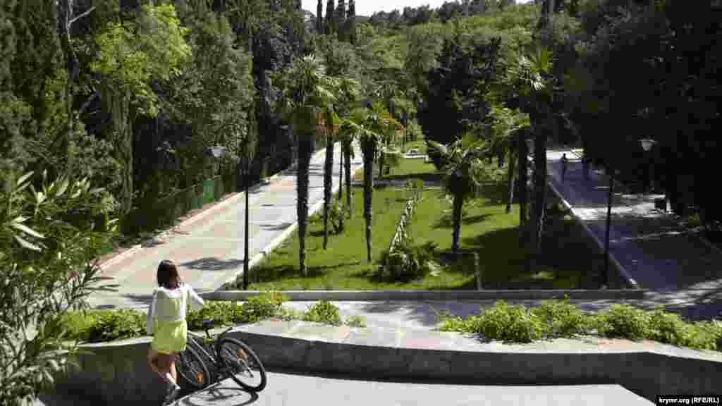 Почти нетронутая временем и застройкой часть парка – нижняя пальмовая аллея с теннисными кортами