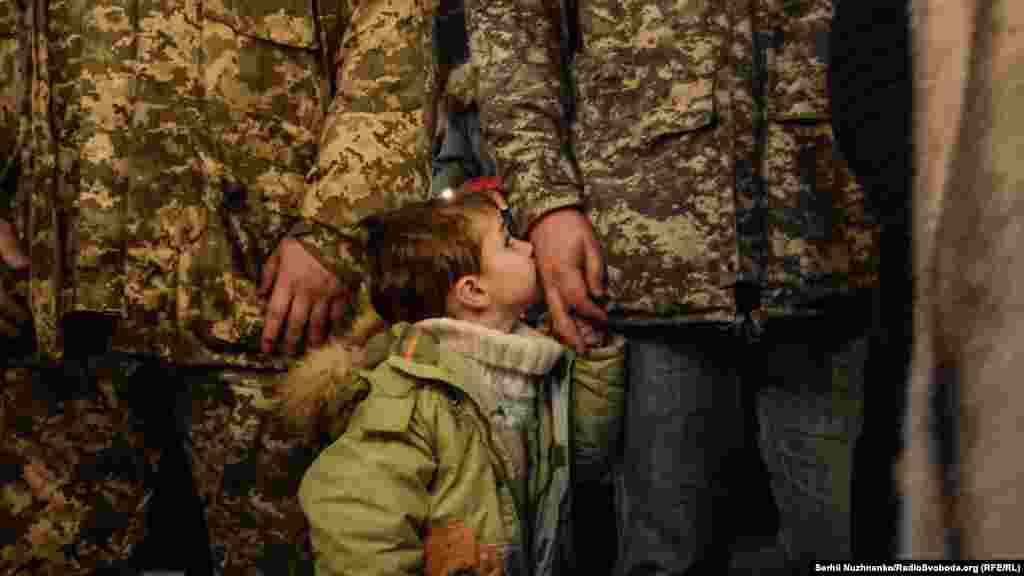 Хлопчик тулиться до батька під час панахиди вшанування пам’яті загиблих «кіборгів» та усіх полеглих українських воїнів. Київ, Володимирський собор, 21 січня 2017 року БІЛЬШЕ ПРО ЦЕ