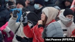 Журналист "Idel.Реалии" Дарья Комарова ведет прямой эфир во время протеста 23 января