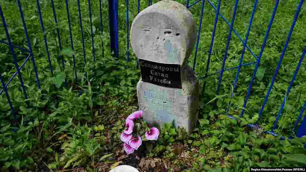 Каменные памятники в виде "человек-юпа" без рук и ног одновременно обозначают и конкретного человека, и предка, и бога, и модель мира со светилами и планетами. Эти памятники читаются без текста, по их виду можно узнать, кто похоронен —  женщина или мужчина, долгой ли была жизнь. Юпа устанавливаются у изголовья строго по сторонам света (фигуры лицевой частью обращены на восток). 