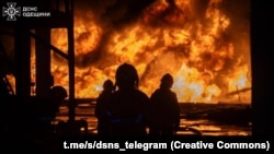 Рятувальники гасять пожежу після удару РФ по Одещині, 18 серпня 2025 року