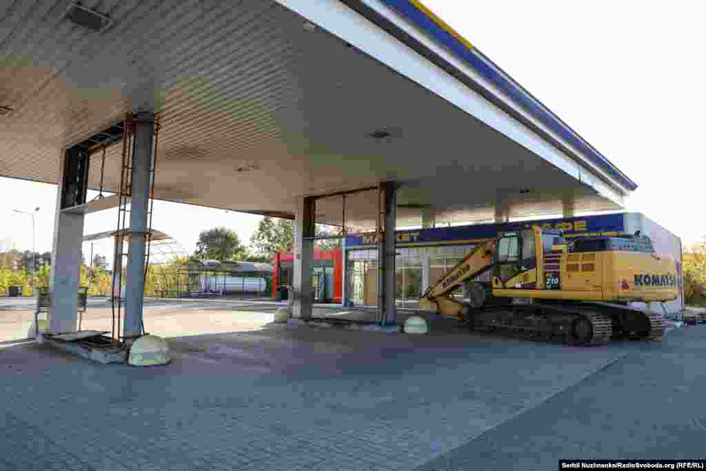 Розбита бронемашина із Z-маркуванням на вигорілій автозаправці, вересень 2022 року / Праворуч: жовтень 2024-го. Наразі АЗС не працює 