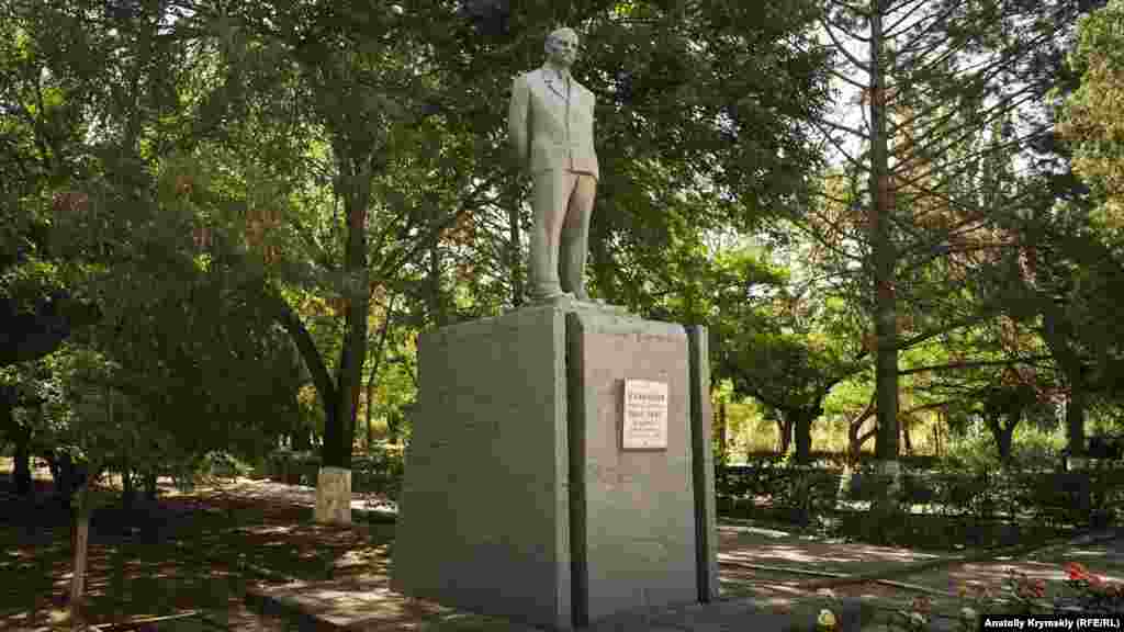 Памятник академику Николаю Курнакову, «первооткрывателю Перекопских озер», перед админкорпусом завода «Бром». Большой химией крымчане фактически обязаны ему